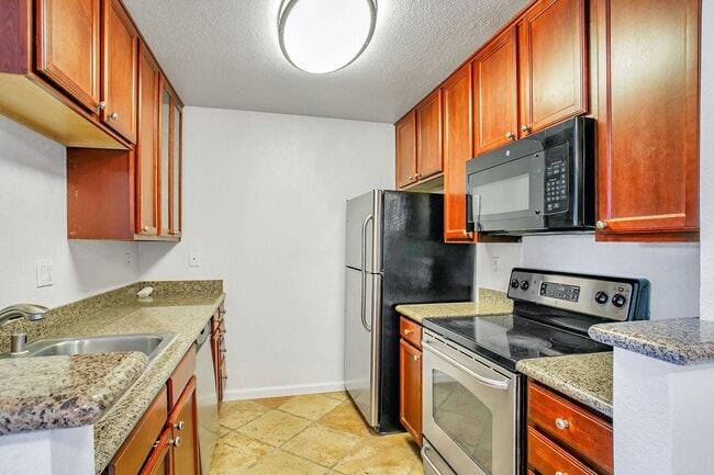 Building Photo - 2 Bedroom, 2 Baths Condo in Serra Crest Co...