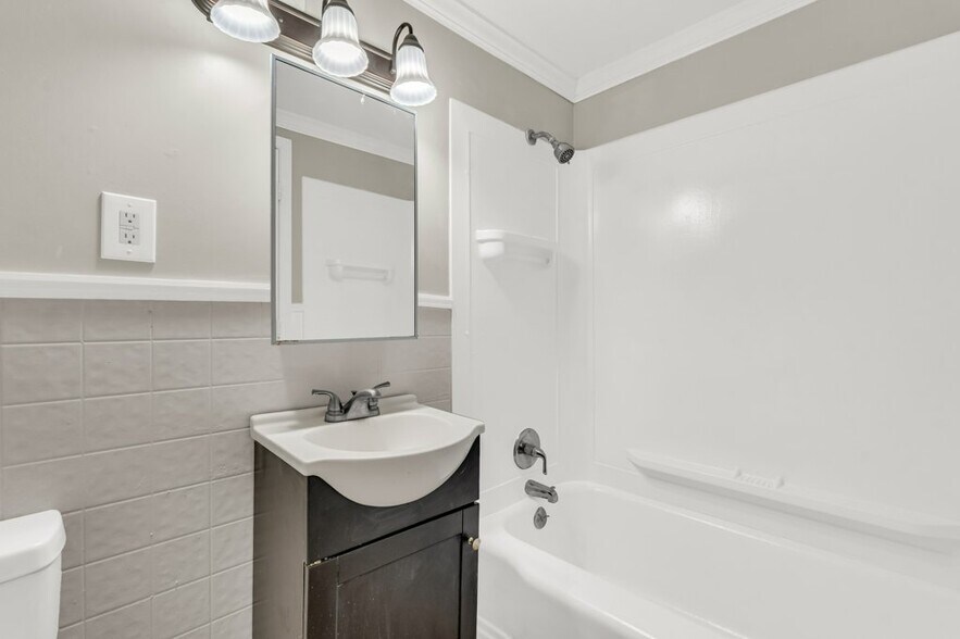 Building Photo - 222 Carr Rd