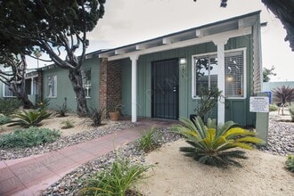 Building Photo - *OPEN HOUSE: 8/30 3-4PM* 1BR w/ Parking an...