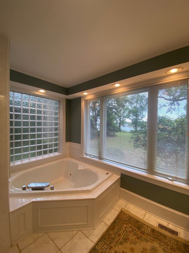 Building Photo - Beautiful 3 BR/2.5 BA Waterfront Home on Trent River!