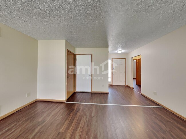 Building Photo - 1960 Queens Meadow Ln