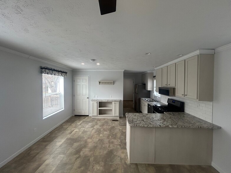 Building Photo - 103 Oak Ave