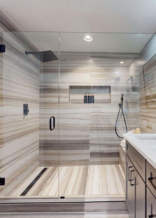 Building Photo - 5527 Hillview Dr