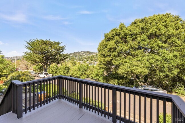 Building Photo - 31 Acacia Ave