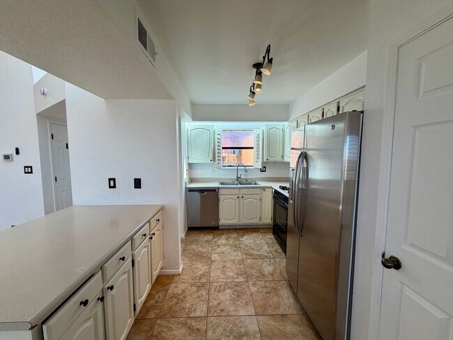 Building Photo - Cozy 2 Bedroom 2 Bathroom Home In 4 Hills!