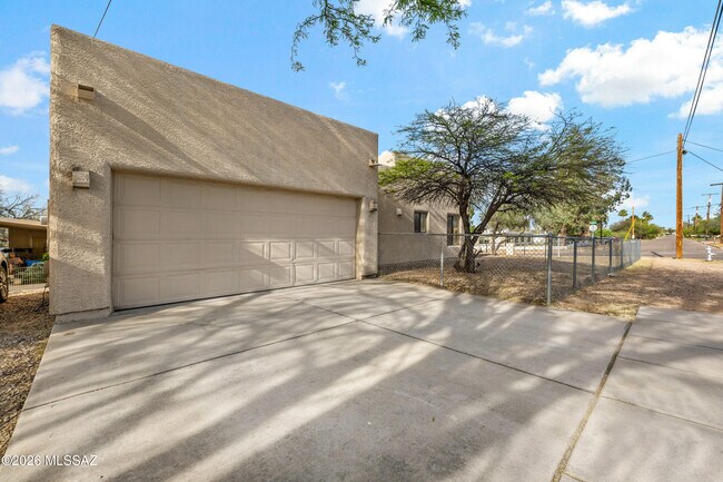 Building Photo - 1317 N Howard Blvd