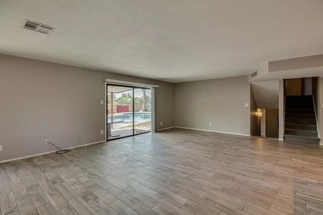 Building Photo - 6 Bedroom ASU house with pool and large yard