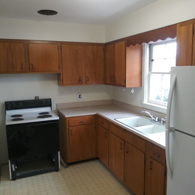 Building Photo - 2125 Village Dr