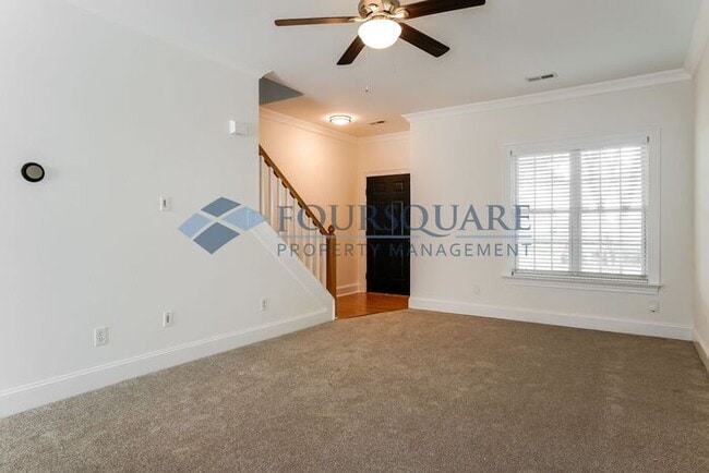 Building Photo - Townhome | Washer/ Dryer Included | Privat...