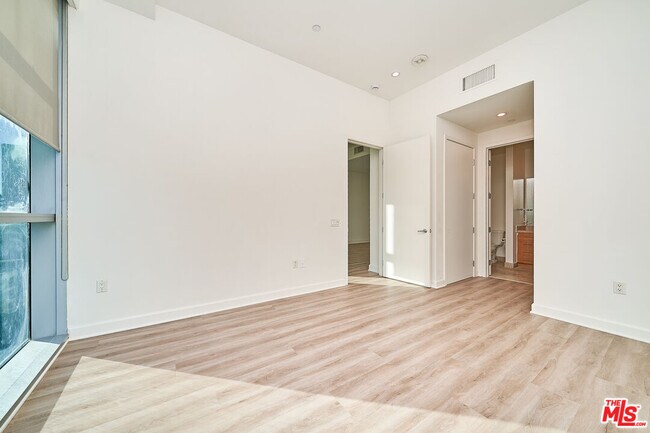 Building Photo - 3223 W 6th St