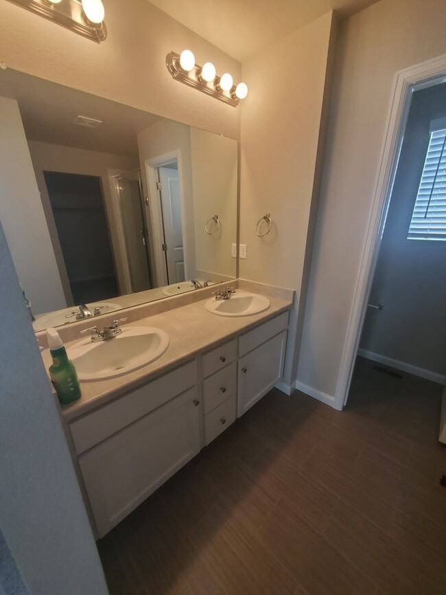 Building Photo - Beautiful and Spacious 3BR House in Freder...