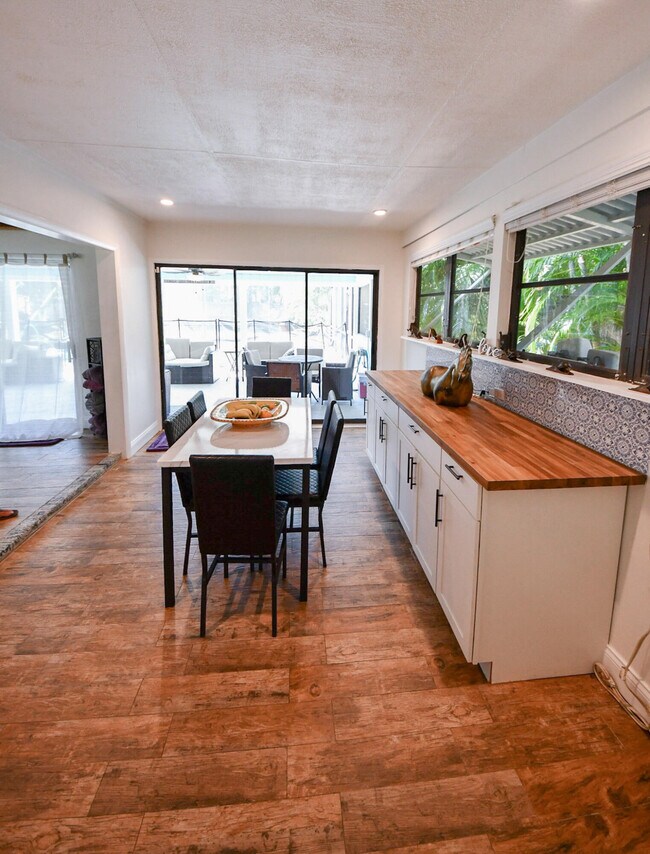 Building Photo - 6432 SE Clairmont Pl