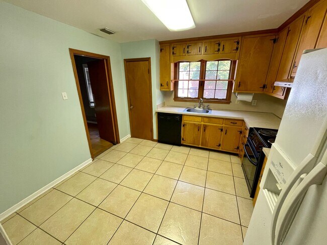 Building Photo - UPCOMING LISTING CLOSE TO SOUTH!