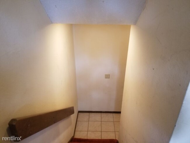 Building Photo - 2 br, 2 bath Condo - 2421 Yellowstone #2202