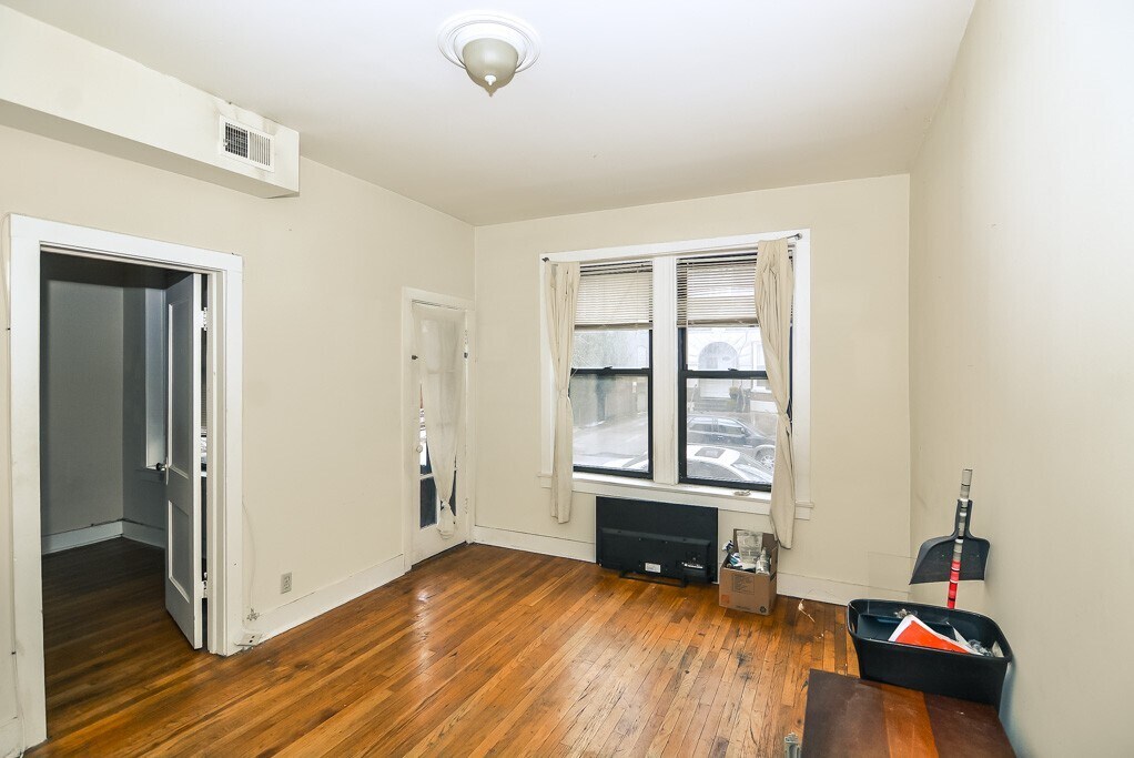 Building Photo - 951 N Hoyne Ave