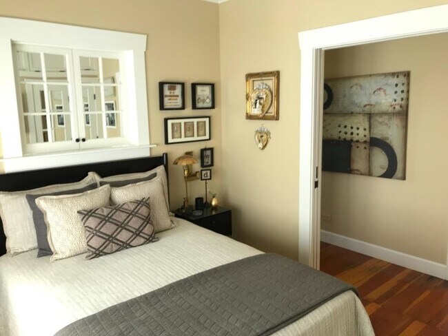 Building Photo - Enchanting 1-Bedroom, 1-Bath Oasis with Stunning Views