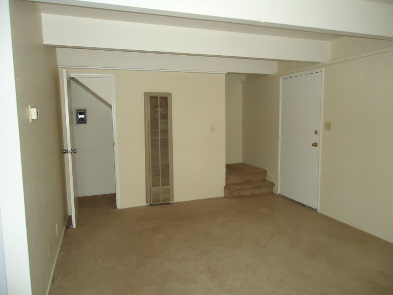 Building Photo - 240 Holly St