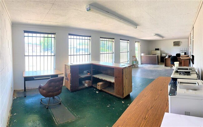 Building Photo - 8622 Hwy 6