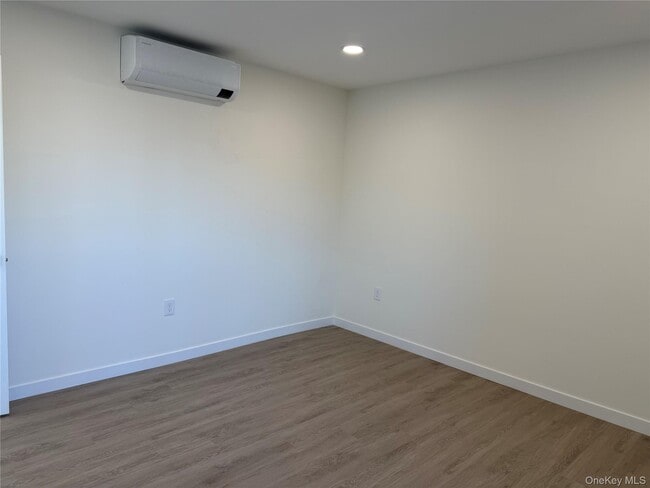 Building Photo - 5 Colonial Dr