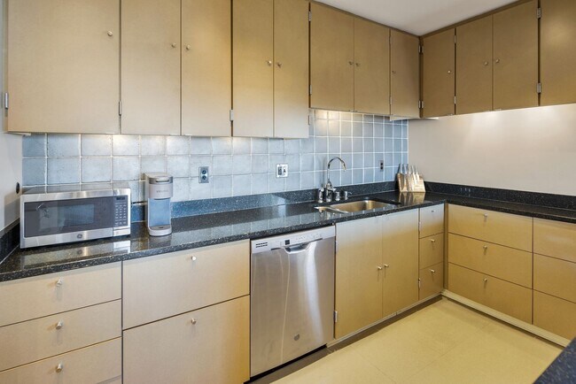 Building Photo - Downtown Anchorage Two Bedroom Two Bath wi...