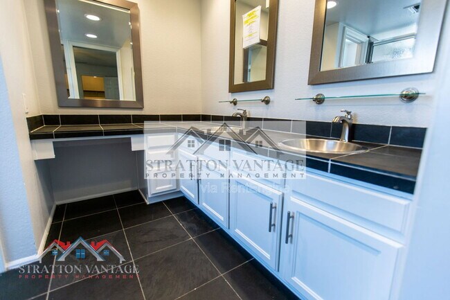 Building Photo - 310 E Bluebell Ln