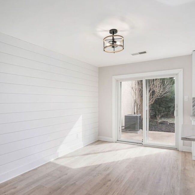 Building Photo - Beautifully updated 3 bedroom home in Ambl...