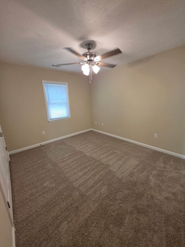 Building Photo - 220 Big Oak Cir