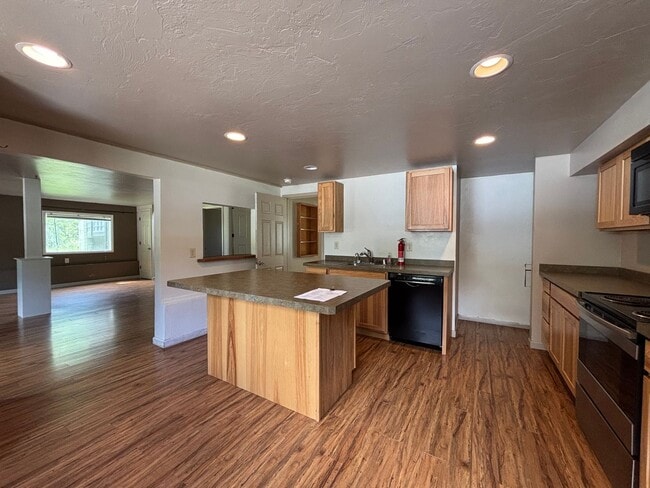 Building Photo - 1402 S Willson Ave