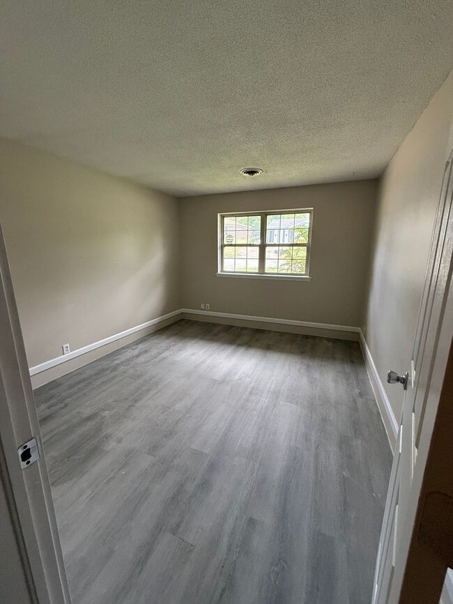 Building Photo - 3 BEDROOM 2 BATH HOUSE CENTRAL HEAT & AIR, UTILITIES ARE EGW, FENCED YARD, 2 CAR CARPORT, W/D HOO...