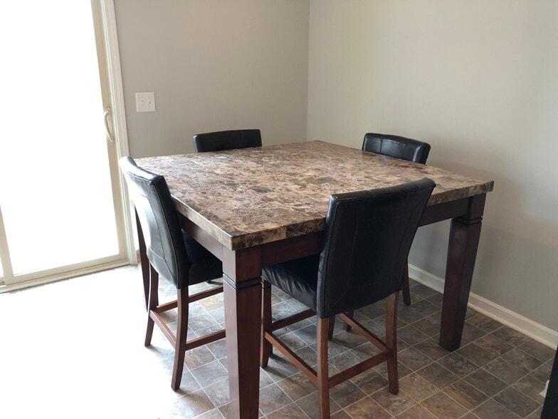 Eat in area - 1514 Sprucedale Dr