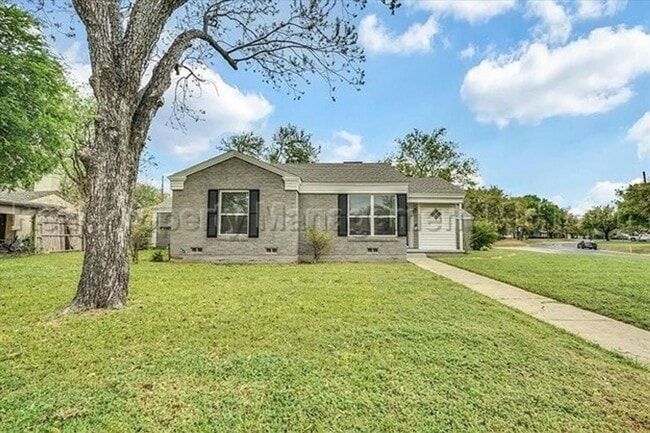 Building Photo - 6400 Greenway Rd