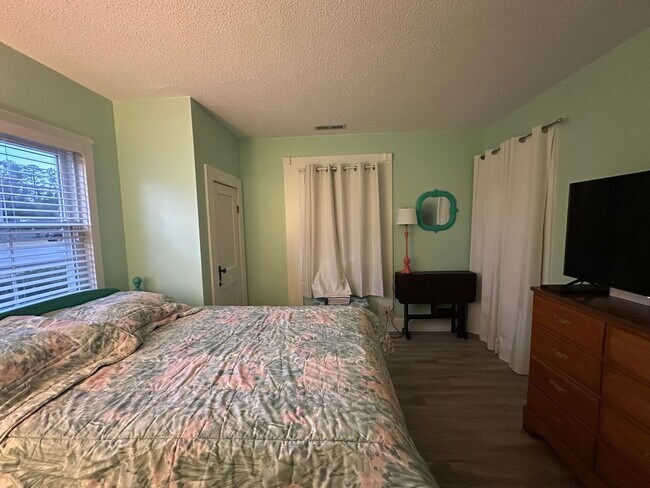 Building Photo - Updated 2 Bed 1 Bath Duplex