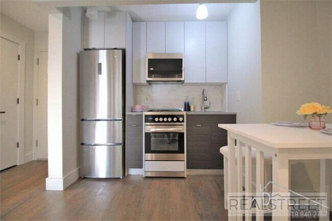 Building Photo - Stunning NEW 1 BED in PLG!