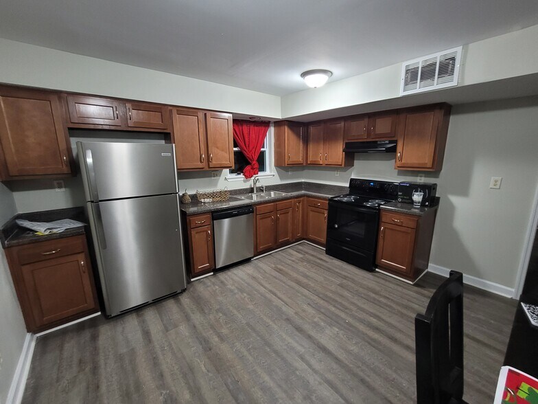 Building Photo - 1710 6th Pl Cir NW