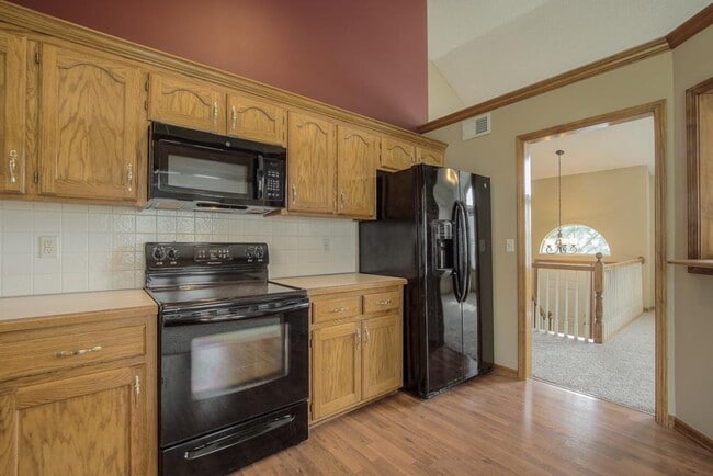 Building Photo - 612 NE Topaz Dr