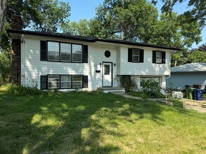 Building Photo - Spacious Home For Rent In Bellevue