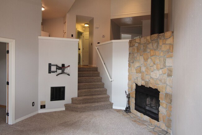 Building Photo - Adorable 2bdrm 1 bath townhome in Desirabl...