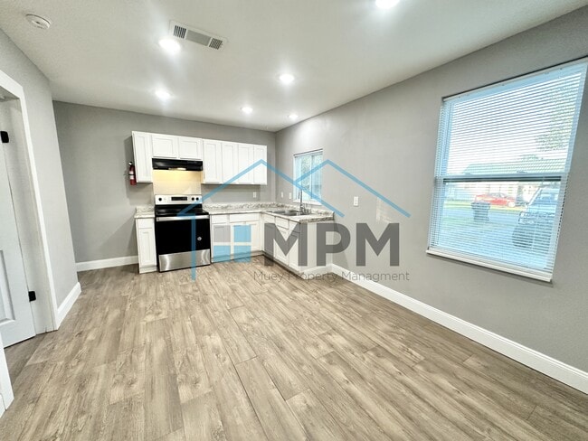 Building Photo - 119 S Riverbend Dr
