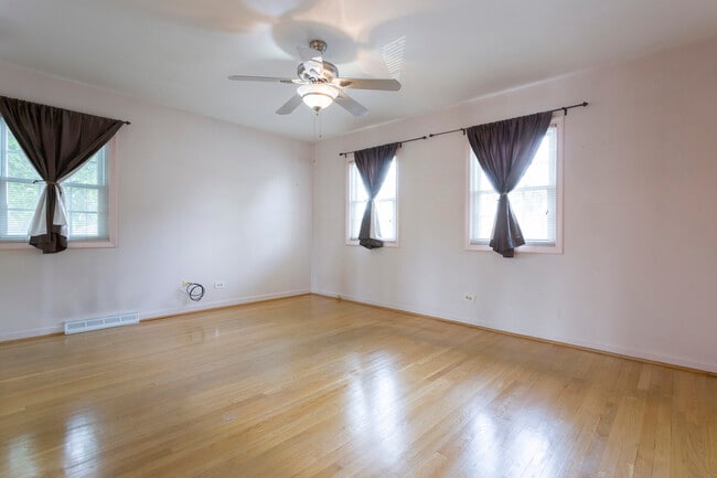 Building Photo - 1301 N Northwest Hwy