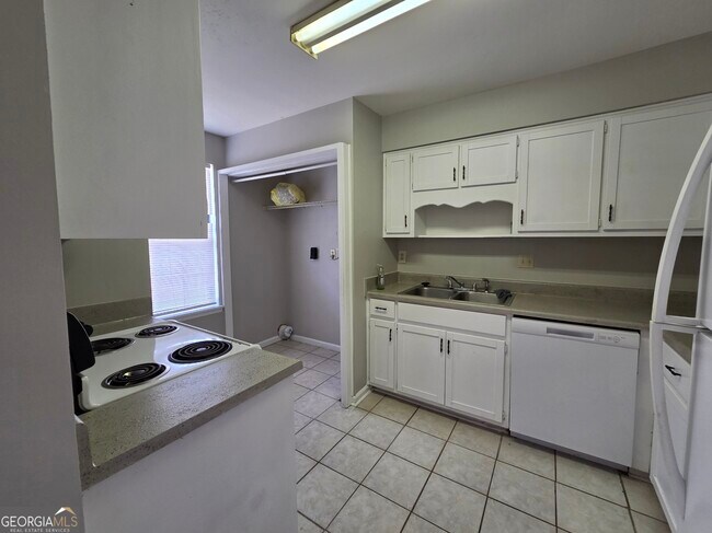 Building Photo - 425 Admiral's Walk Dr