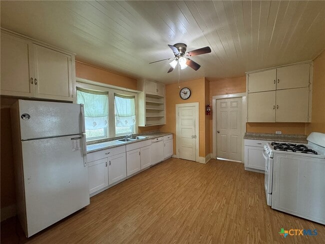 Building Photo - 1451 Old Seguin Luling Rd