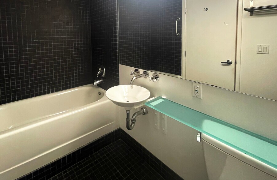 full bath - 855 Folsom St