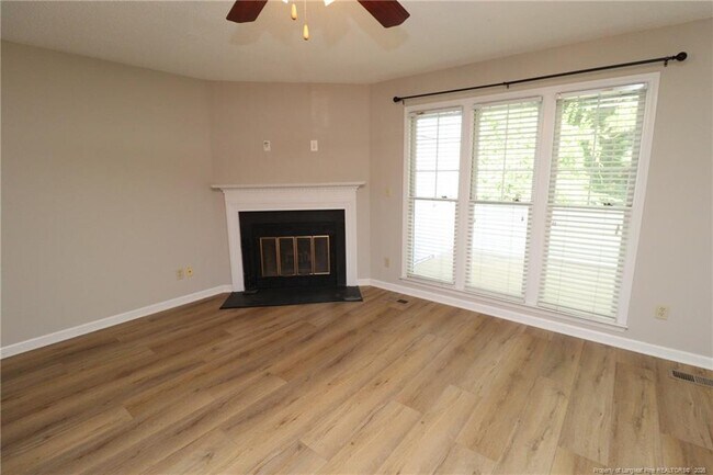 Building Photo - 118 Planetree Ln