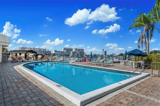 Building Photo - 100 Golden Isles Dr
