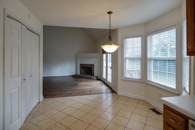 Building Photo - 1105 McDonough Cir