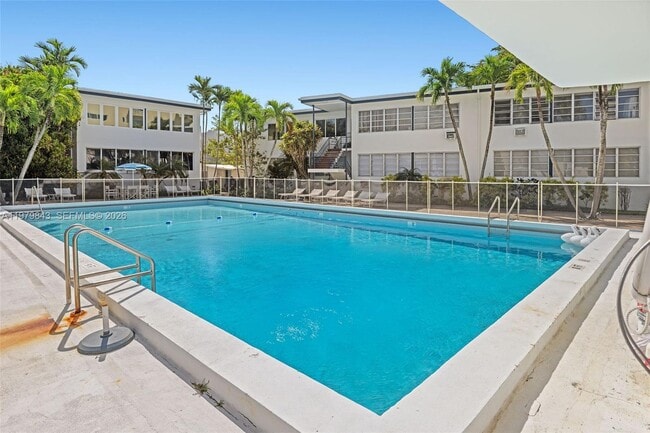 Building Photo - 4710 Pine Tree Dr