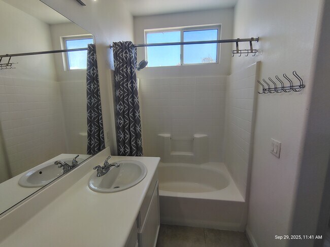 Building Photo - 5526 Cresent Valley St