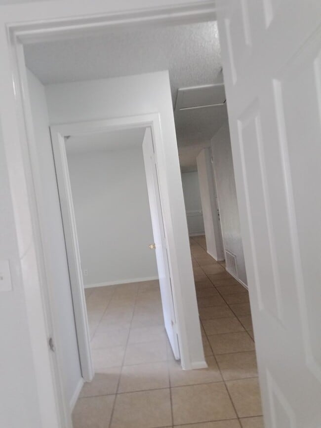 Building Photo - Bright & Beautiful 3BR Home in NE San Antonio