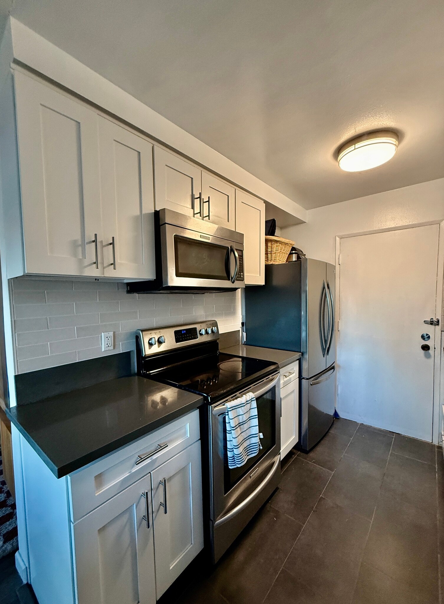 Building Photo - 525 N Sycamore Ave