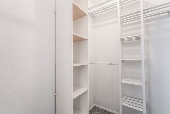 Building Photo - Immaculate two story townhome style condo ...